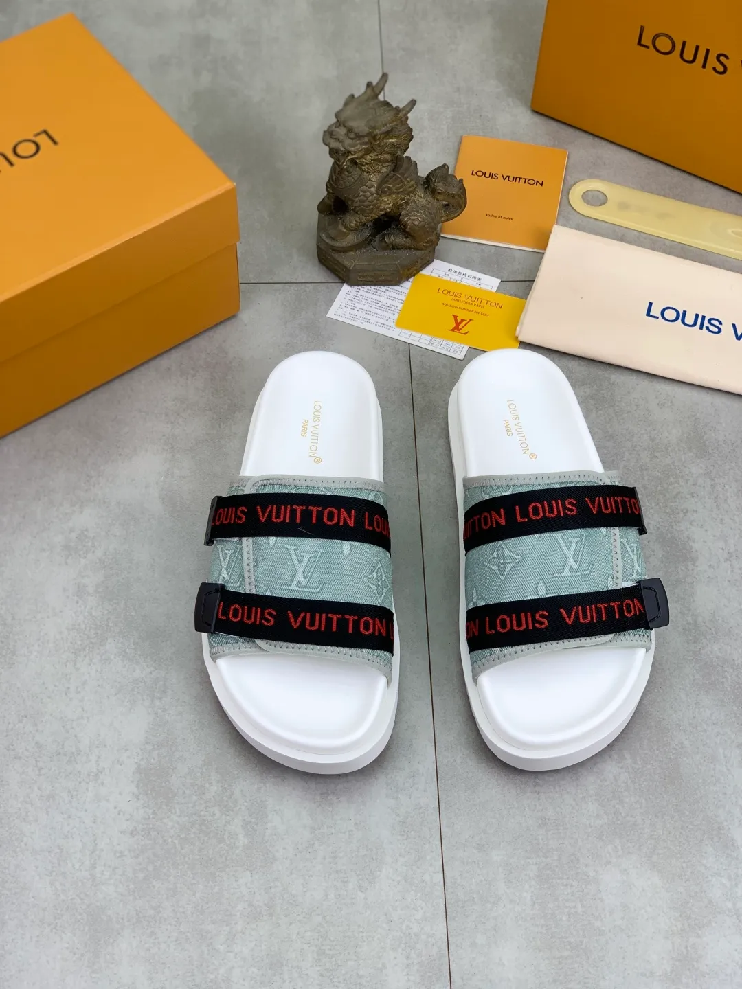 Men's shoes 💰P320💰【New style】🆘 Original quality 【LOUIS VUITTON】The popular Louis Vuitton LV men's slippers on the official website are on sale simultaneously! Original fabric imported from Italy, original factory special supply, code number: 38-44 (45 customized), many colors available